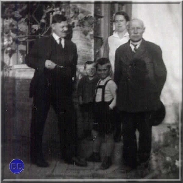 foto (37).jpg - Jobbra Baráth Pál, balra ifj. Baráth Pál, középen Bajnok Istvánné, a két gyerek Bajnok Zoltán és Bajnok Béla.